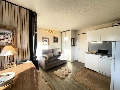 un salon avec un canapé et une cuisine dans l'établissement Résidence Les Adrelles - STUDIO DE CHARME VUE MONT CHARVIN MAE-4781, à Notre-Dame-de-Bellecombe