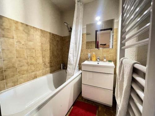 La salle de bains est pourvue d'une baignoire, d'un lavabo et d'une baignoire. dans l'établissement Résidence Les Adrelles - STUDIO DE CHARME VUE MONT CHARVIN MAE-4781, à Notre-Dame-de-Bellecombe