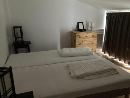 a bedroom with two twin beds and a dresser at Cap Ferret Océan - Réf 52 in Lège-Cap-Ferret
