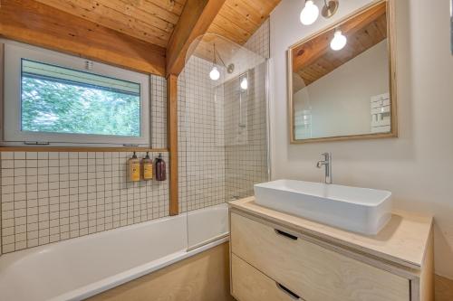 a bathroom with a sink and a window at Villa Cap-Ferret, vue bassin-pinède in Lège-Cap-Ferret