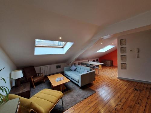 un soggiorno con un divano e un tavolo di Garage de l'Hôtel a Clermont-Ferrand