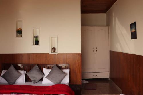 Giường trong phòng chung tại Deodar Cottage - 3BHK Villa by DeodarStays