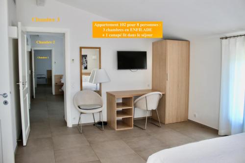 Televisyen dan/atau pusat hiburan di Clos des Oliviers Grimaud - Meublé de Tourisme