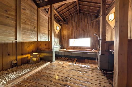 瀬戸内市にある岡山いこいの村の木造の建物内にバスルーム(バスタブ付)があります。