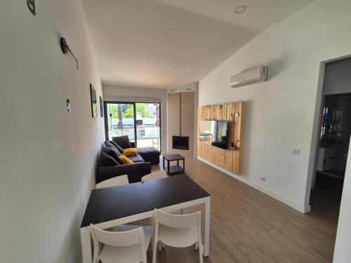 Oura Villa V2 Flores