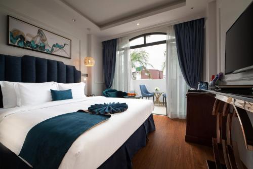Postel nebo postele na pokoji v ubytování Hanoi Fiesta Central Hotel and Spa