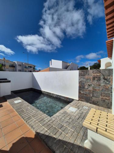 Oura Villa V2 Flores