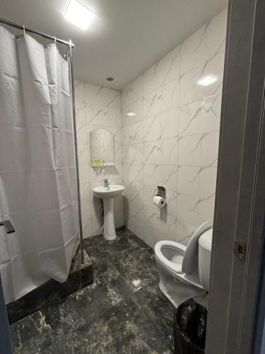 Koupelna v ubytování Regal Hotel