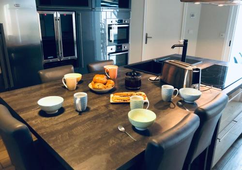 - une cuisine avec un comptoir en bois et de la nourriture dans l'établissement Villa Mazette, à Saint-Brévin-les-Pins