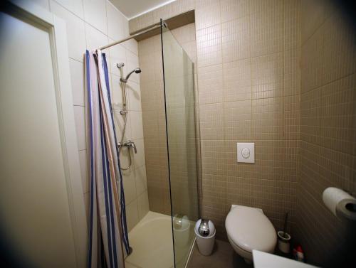 Ein Badezimmer in der Unterkunft Appartement T2 - Rez-de-Jardin, proche plage et commerces