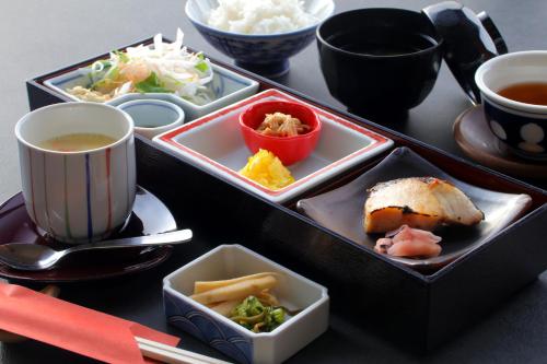 ホテルの敷地内または近くでの食事または食べ物