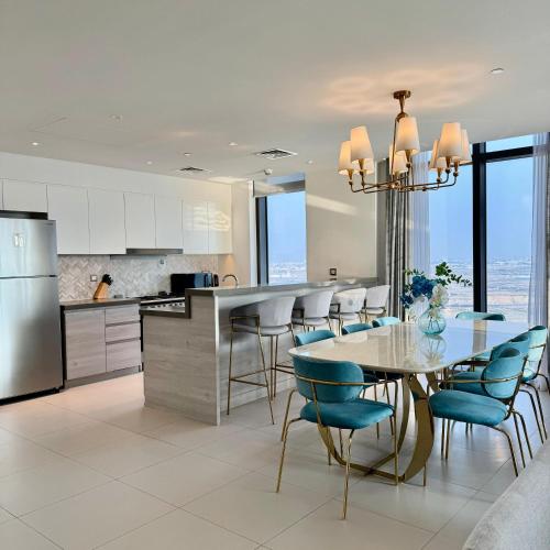 a kitchen and dining room with a table and chairs at THE COVE Creek Harbour in Dubai