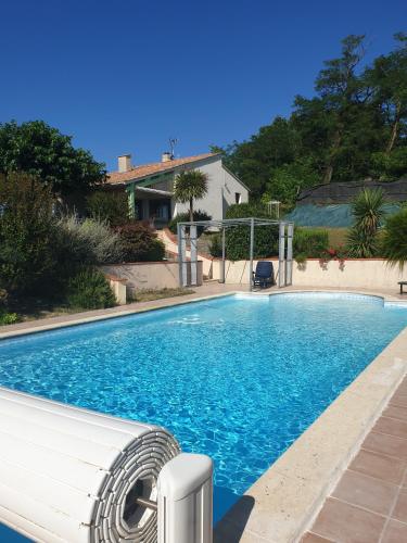 une grande piscine bleue devant une maison dans l'établissement Villa au calme avec vue, à Colayrac-Saint-Cirq