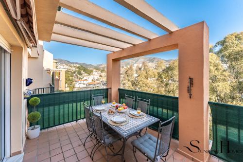 Mountain Views, Pool & Rooftop, Cozy 2BR for 6