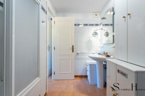 Mountain Views, Pool & Rooftop, Cozy 2BR for 6