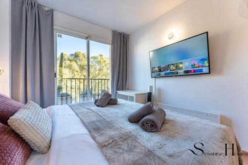 Mountain Views, Pool & Rooftop, Cozy 2BR for 6
