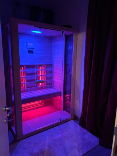 Diamond airport JACUZZI&SAUNA apartman Ledineにあるベッド