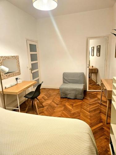 une chambre avec un lit, un bureau et une table dans l'établissement Seaflat in Nice, à Nice