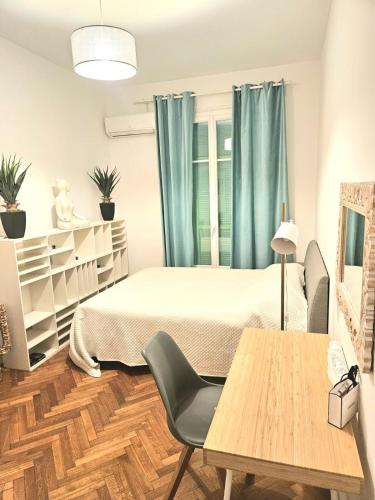 une chambre avec un lit, une table et des chaises dans l'établissement Seaflat in Nice, à Nice