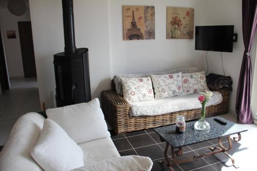 a living room with a couch and a table at Gite Labradors De Bailly - Giverny in Saint-Pierre-la-Garenne
