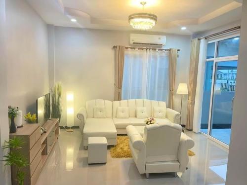 Ruang duduk di Cherina Pool Villa