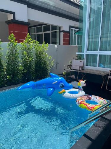Kolam renang di atau dekat dengan Cherina Pool Villa