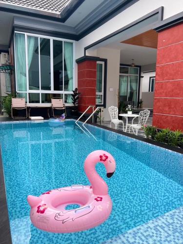 Kolam renang di atau dekat dengan Cherina Pool Villa