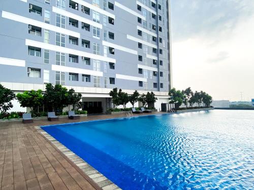 Πισίνα στο ή κοντά στο Good and Restful 1BR Vasanta Innopark Apartment By Travelio