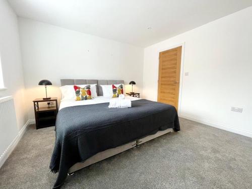 Postel nebo postele na pokoji v ubytování Brand NEW 4-bedroom detached house - 20-min walk to Gloucester Docks - Ample Parking - Superfast Wi-Fi - Long-stay rates!