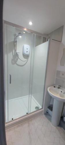 a bathroom with a shower and a sink at Oxford Guest House in Oxford