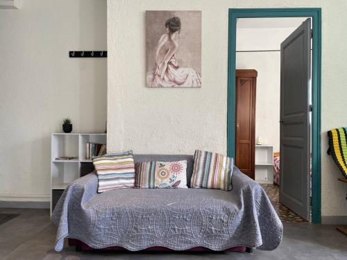 un salon avec un canapé et un tableau au mur dans l'établissement Appart 3 pièces 5 couchages BANYULS SUR MER BN500-001, à Banyuls-sur-Mer