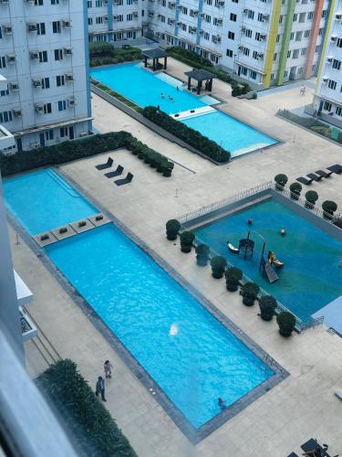 Kolam renang di atau dekat dengan Studio Unit at Mplace