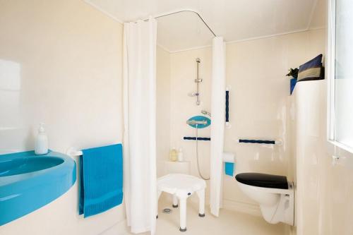 une salle de bain avec toilettes et lavabo dans l'établissement Domaine Résidentiel de Plein Air Le Port de la Chaine, à Pleubian