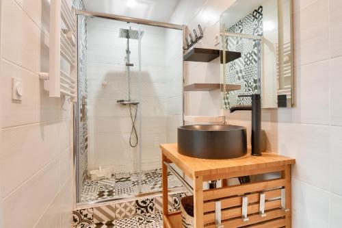 ein Badezimmer mit Glasdusche und Waschbecken in der Unterkunft 240m des plages - Maison avec jardin pour 12 in La Guérinière