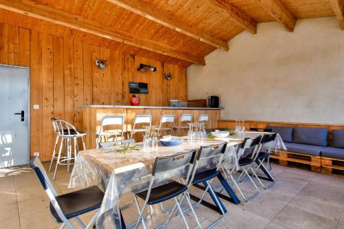 une salle à manger avec une longue table et des chaises dans l'établissement 240m des plages - Maison avec jardin pour 12, à La Guérinière