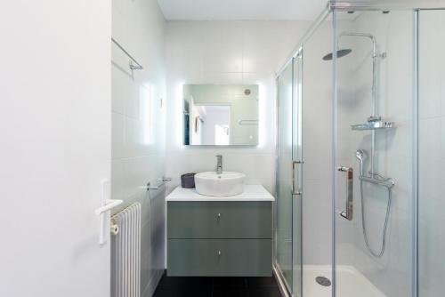une salle de bain blanche avec un lavabo et une douche dans l'établissement Happyfew Fodere, à Nice