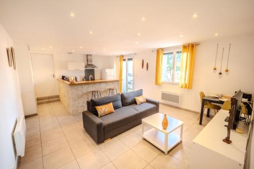 Lisa - Spacious Terrace Ground floor - by TGB