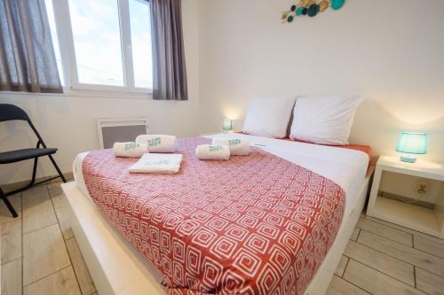 une chambre avec un lit avec deux oreillers dessus dans l'établissement Lisa - Spacious Terrace Ground floor - by TGB, à Ajaccio