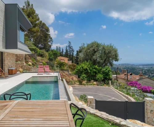 une villa avec une piscine et un jardin dans l'établissement Modern villa Fumerates St Paul de vence, à Saint-Paul-de-Vence