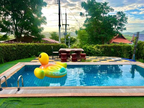 Maingern Maithong Resort في سارابوري: مسبح بطه مطاطيه في الماء