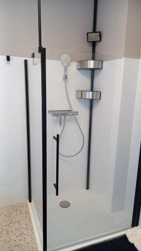une douche avec pommeau de douche dans une salle de bain dans l'établissement Carry-le-Rouet, appartement 2 pièces, jardin et piscine, à Carry-le-Rouet