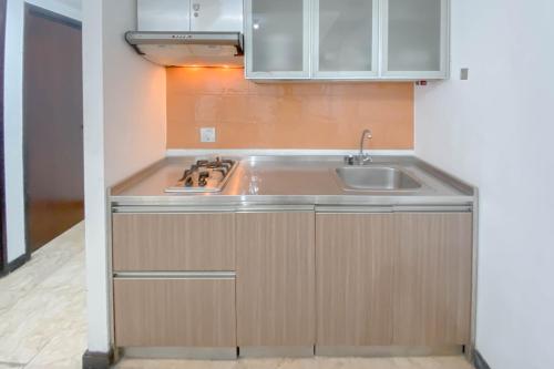 Η κουζίνα ή μικρή κουζίνα στο Modern 2BR at Braga City Walk Apartment By Travelio