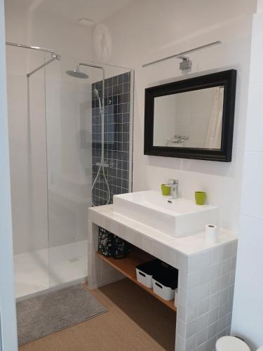 une salle de bain blanche avec un lavabo et une douche dans l'établissement Oléron MaisonMer, au Château-dʼOléron