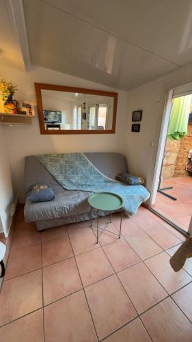 un salon avec un canapé et une table dans l'établissement 4 personnes - terrasse- proche plage, à Torreilles