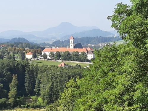 a church on top of a hill with trees at Ferienwohnung im Haus am Hügel in Sankt Georgen am Längsee