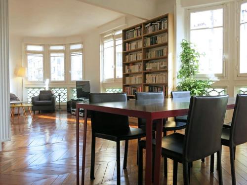 Charme Vaugirard Procession CityCosy