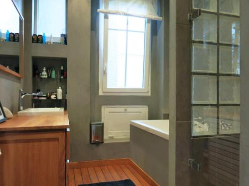 une salle de bain avec un lavabo et une fenêtre dans l'établissement Charme Vaugirard Procession CityCosy, à Paris