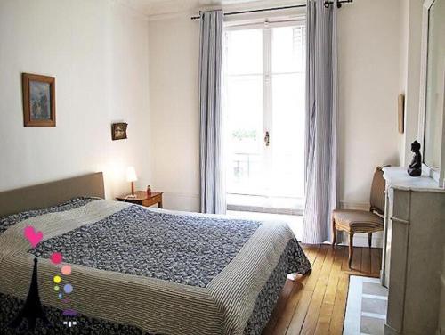 une chambre avec un lit et une grande fenêtre dans l'établissement Champs Elysees Argentine CityCosy, à Paris