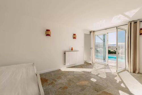 Cette chambre blanche offre une vue sur la piscine. dans l'établissement Villa Errobi, à Bassussarry