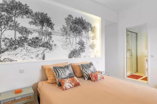 a bedroom with a bed and a painting on the wall at Villa Errobi in Bassussarry